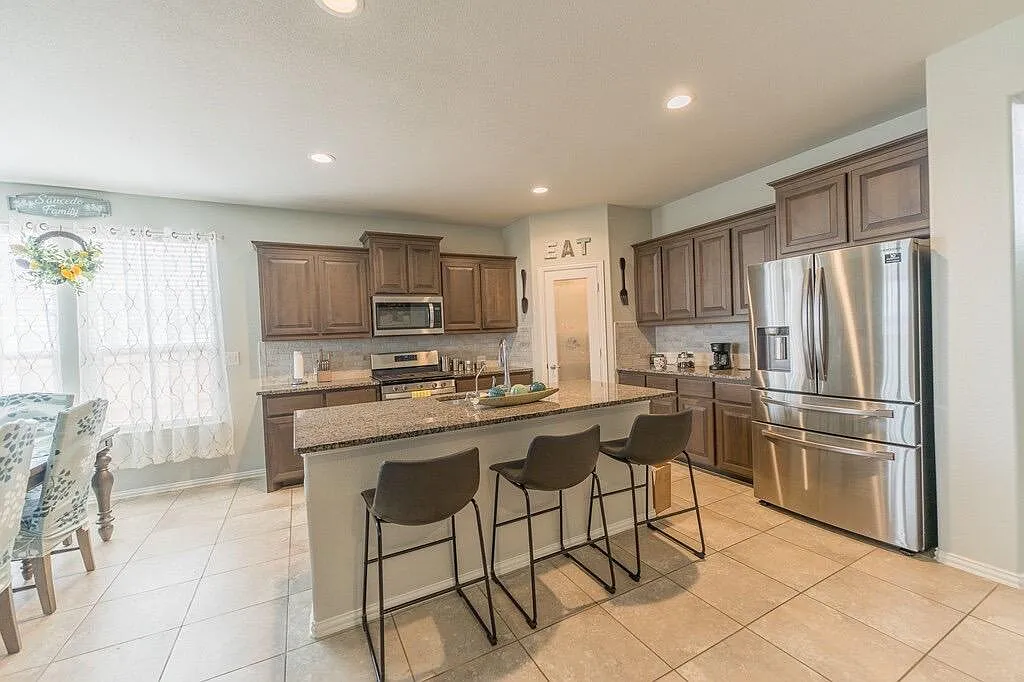 4 bed, 2.5 bath, 3000 sqft, $3,300 — Photo 3