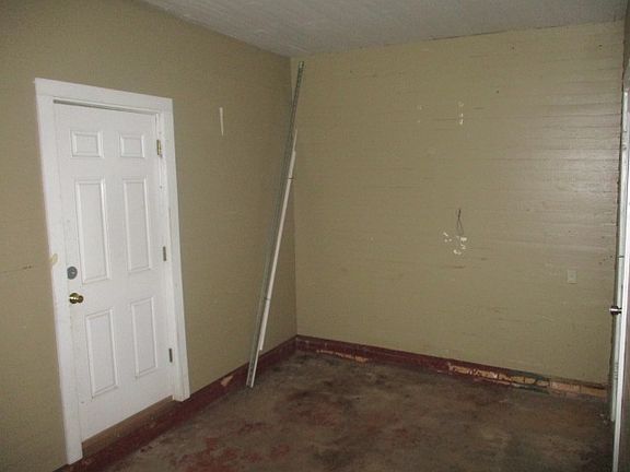 5th image of 401 Woodlawn St