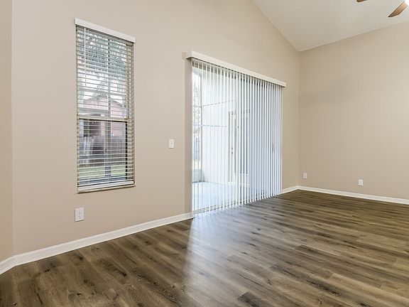 4th image of 431 Valencia Place Cir