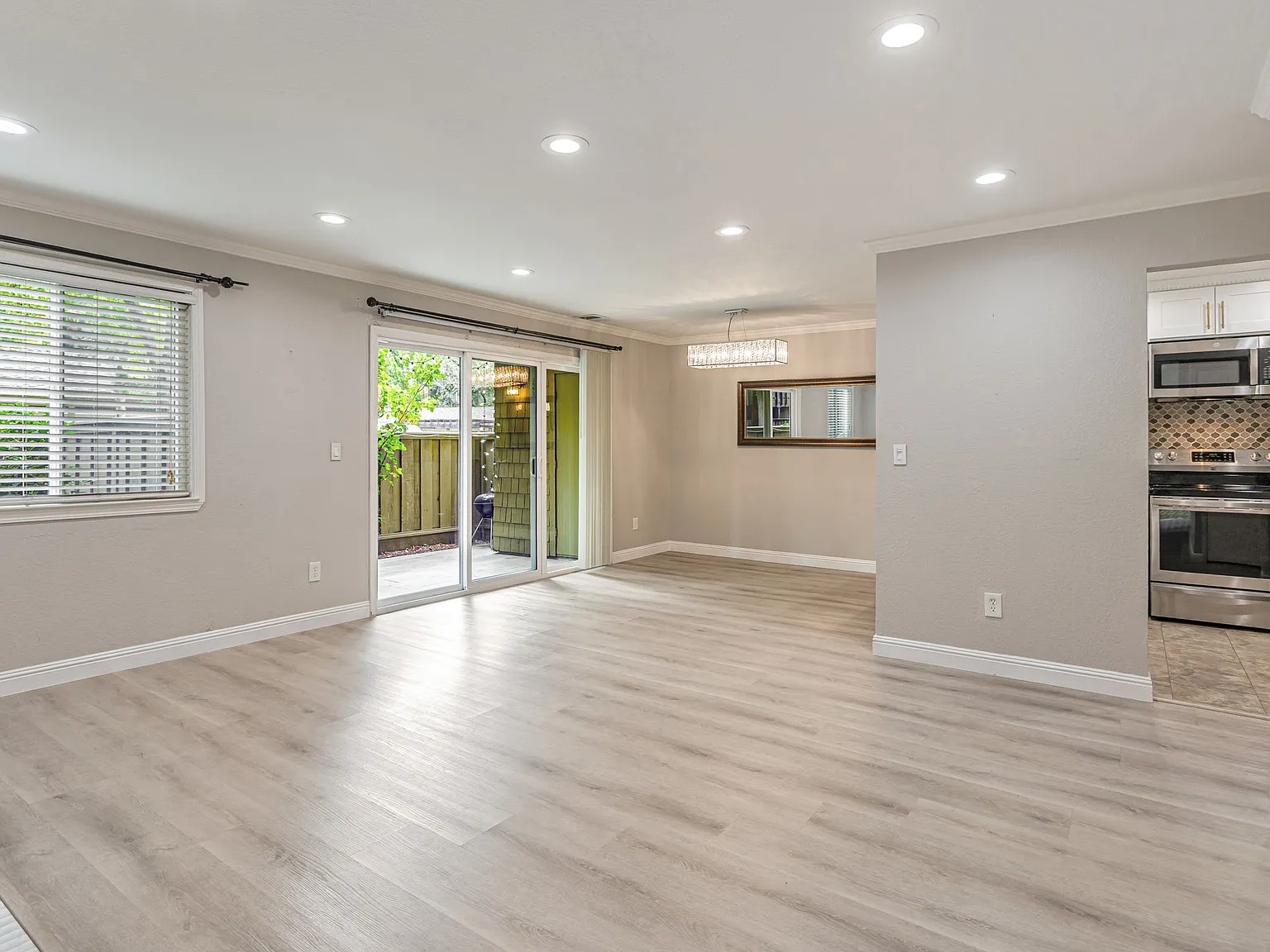 2 bed, 924 sqft, $3,350 — Photo 3