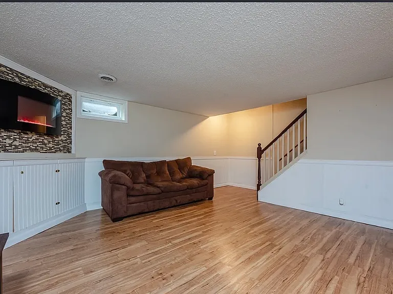 16 Surrey Hill Way — Photo 12