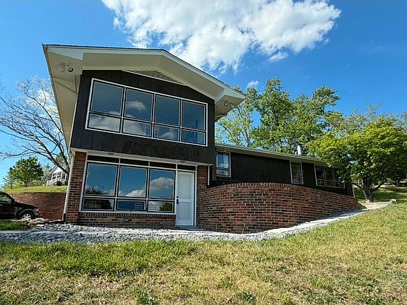 3rd image of 212 Hillcrest Dr