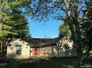 3050 Robinwood Ln, Milford, MI 48380