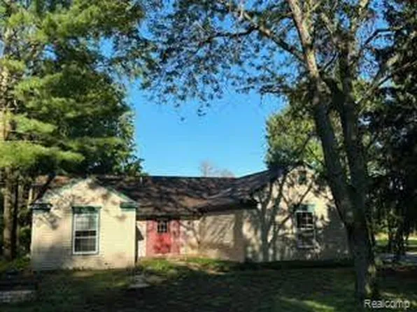 3050 Robinwood Ln, Milford, MI 48380