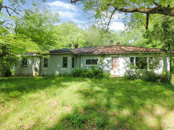320 Jennings Rd, Whitmore Lake, MI 48189
