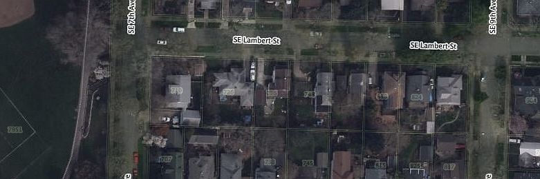 2nd image of 834 SE Lambert St