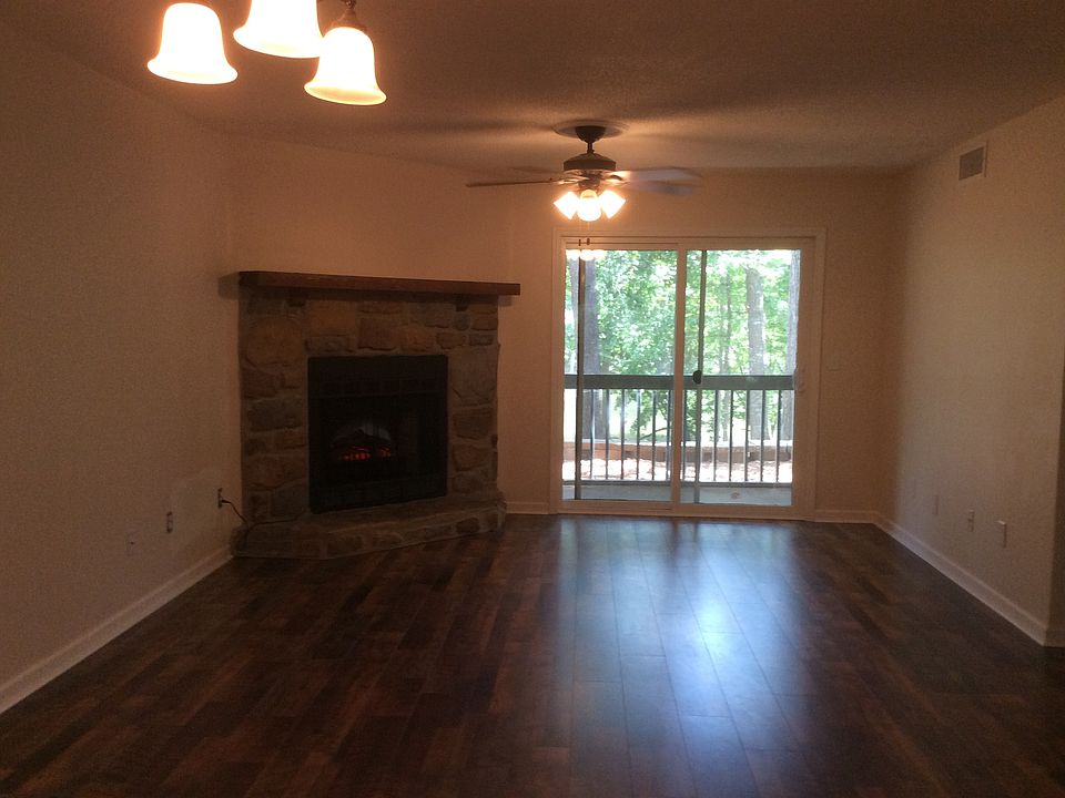 Living area w/screened porch