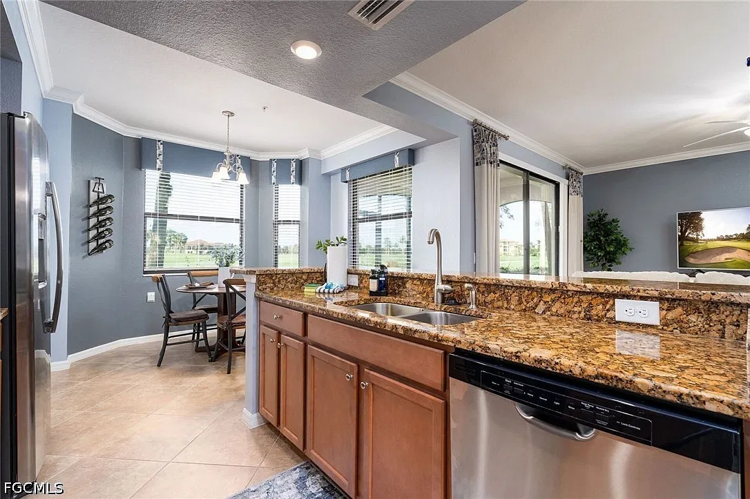 2 bed, 2.0 bath, 1162 sqft, $9,750 — Photo 3