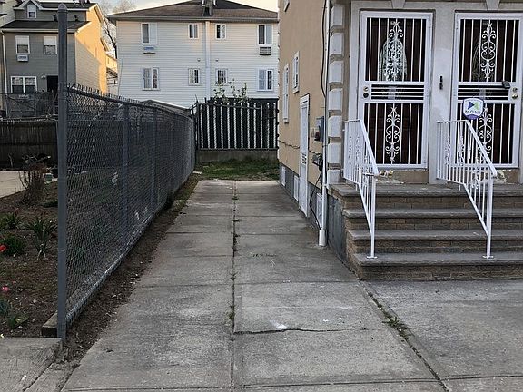 3rd image of 10740 166th St