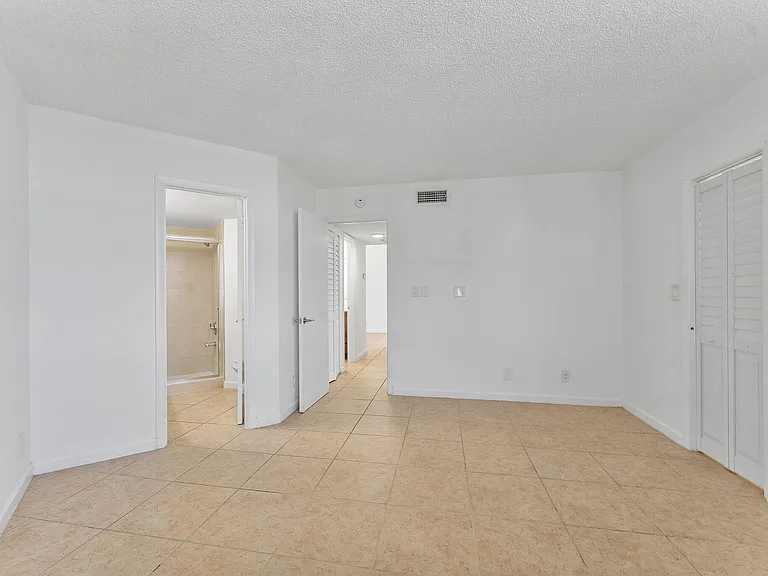 212 Lake Pointe Dr #302 — Photo 26