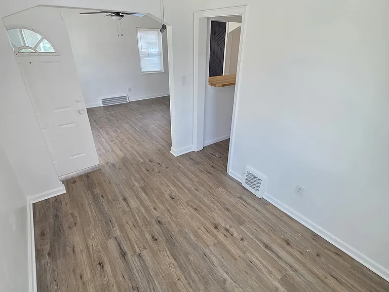 11415 Auburn St — Photo 6