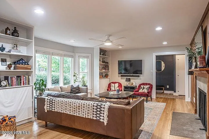 420 E Indiana Ave — Photo 6