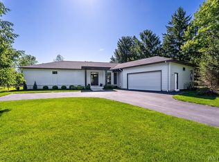 5085 Willowbrook Dr, Clarence, NY 14031