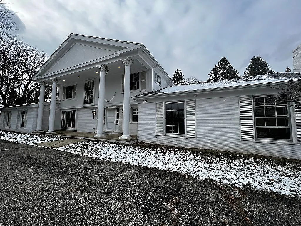 210 Woodberry Dr photo 1