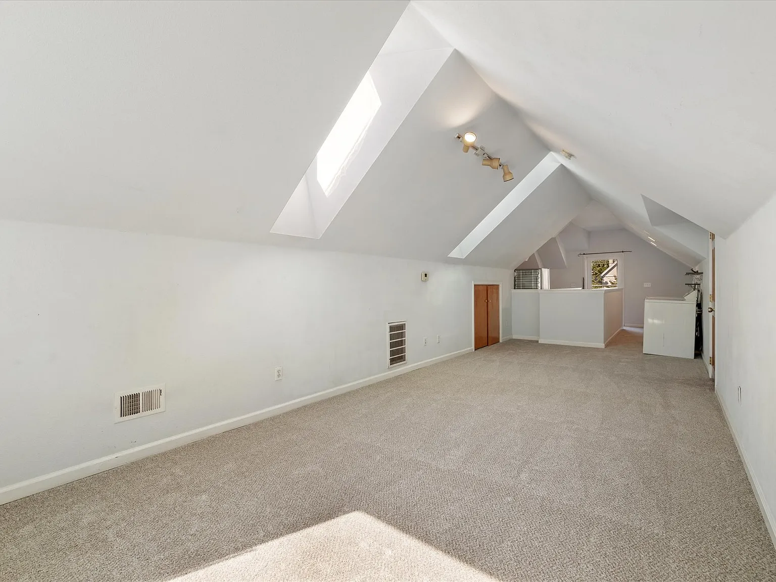 Studio, 650 sqft, $1,325 — Photo 3