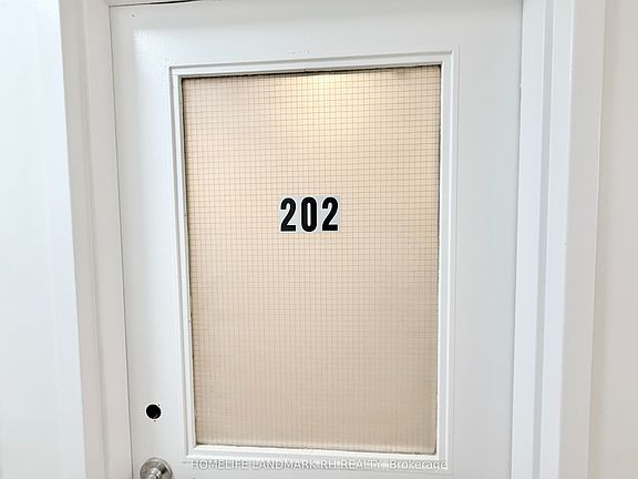 3rd image of 414 Dundas St W #202