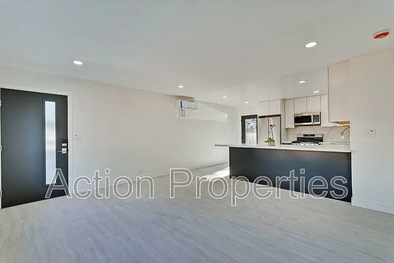 2 bed, 1.0 bath, 860 sqft, $3,995 — Photo 2