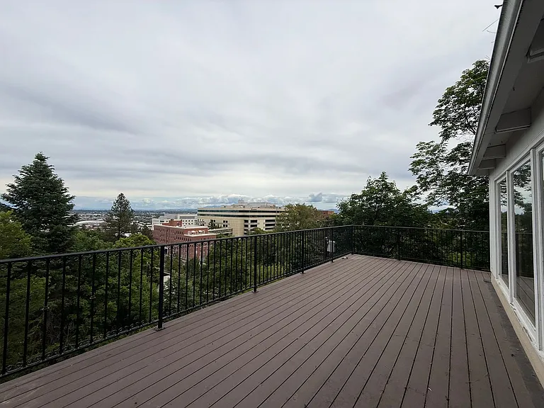 Top Floor Large Apartment with View — Photo 12