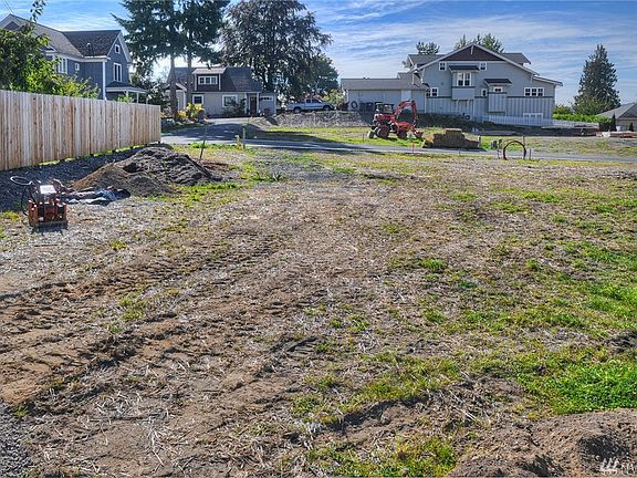 2nd image of 519 Antonson Ln NE