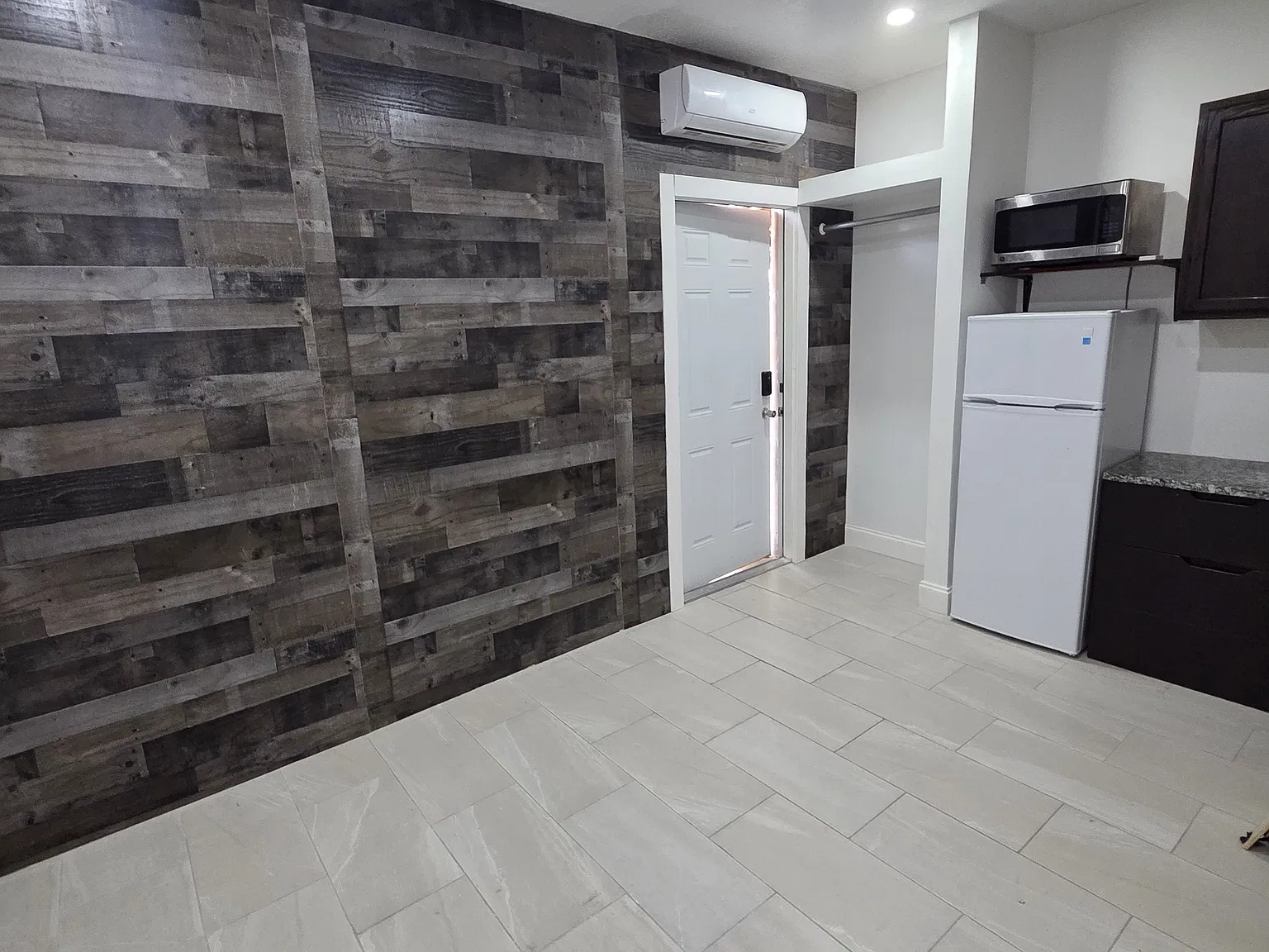 Studio, 1342 sqft, $1,050 — Photo 1