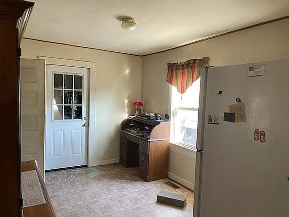 Back room to rear deck 