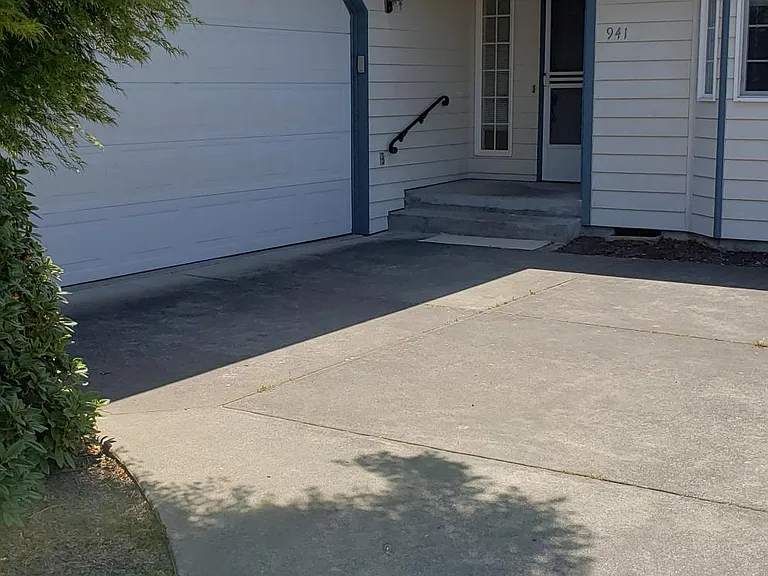 941 E Alder St — Photo 4