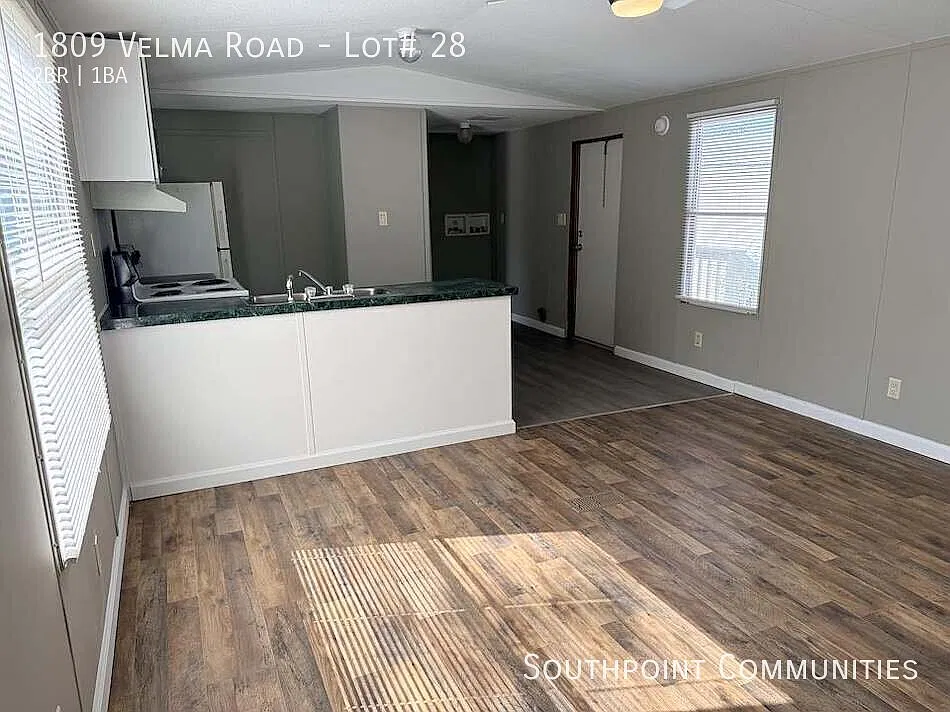 2 bed, 728 sqft, $875 — Photo 2