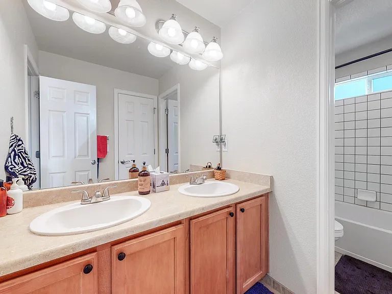 Secondary Bathroom upstairs.