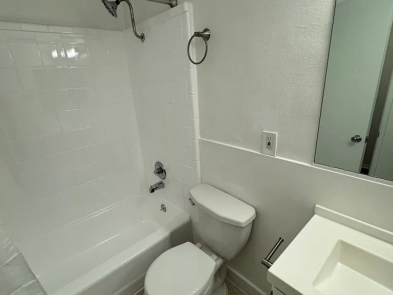 La Mirada Aparments — Photo 17