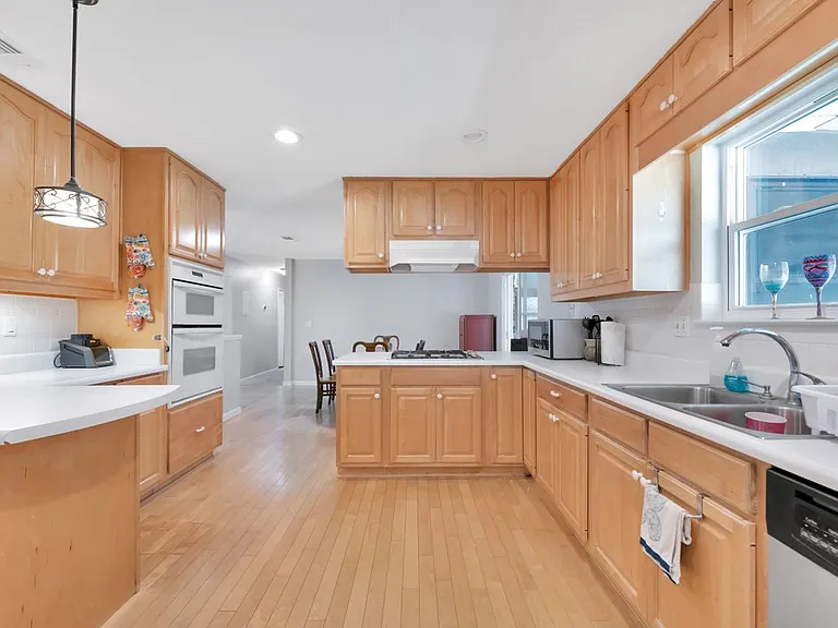 1126 Coral Dr — Photo 9