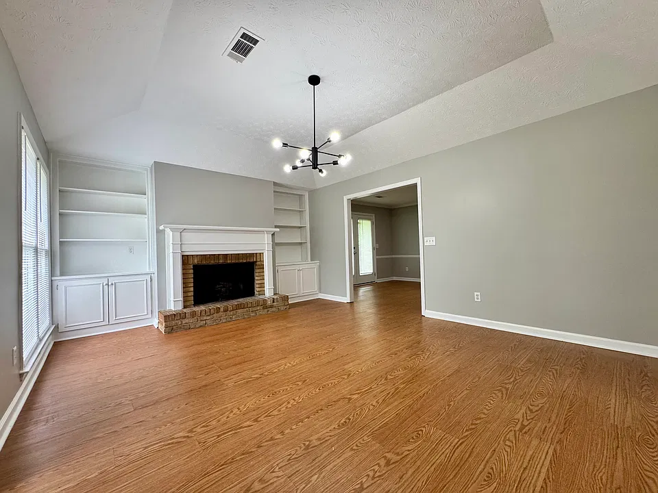 Bright Livingroom - 16'5"x13'7"
