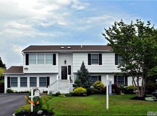 27 Blueberry Ln, East Patchogue, NY 11772