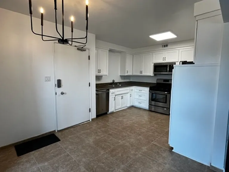 1380 W 9th St — Photo 1