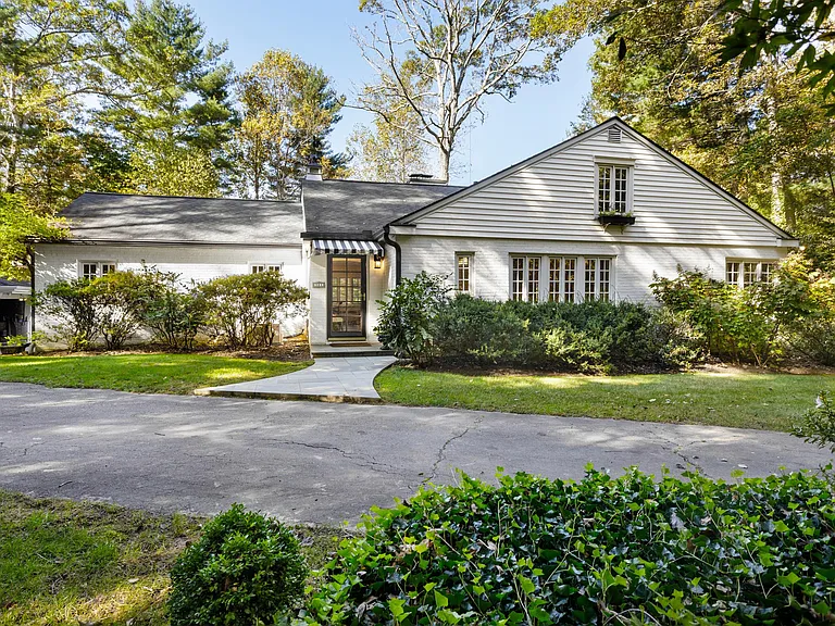 321 Vanderbilt Rd — Photo 2