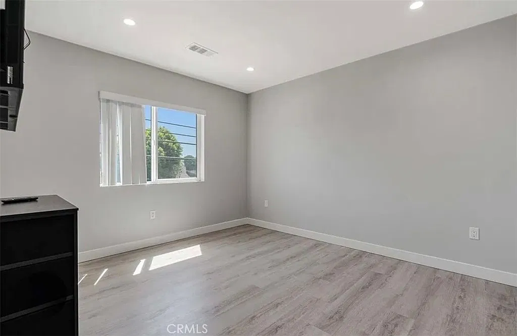 3 bed, 1260 sqft, $3,450 — Photo 2