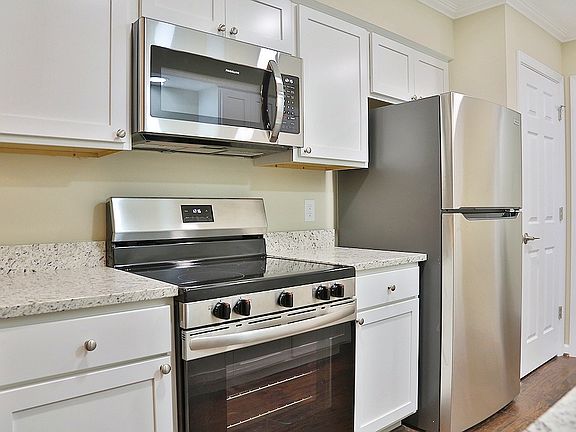 REMODELED Townhouse 1375