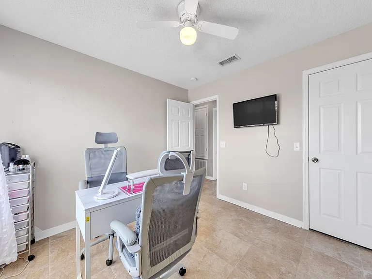 221 Trish Dr — Photo 16