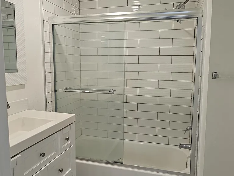 125.5 N Doheny Dr #304 — Photo 7