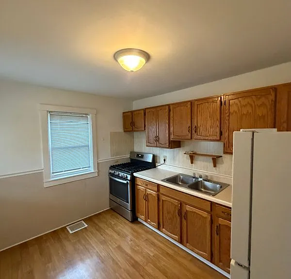 20 N Pine St — Photo 2