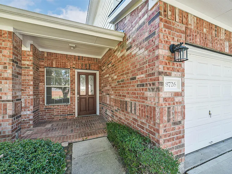 8726 Old Maple Ln — Photo 3