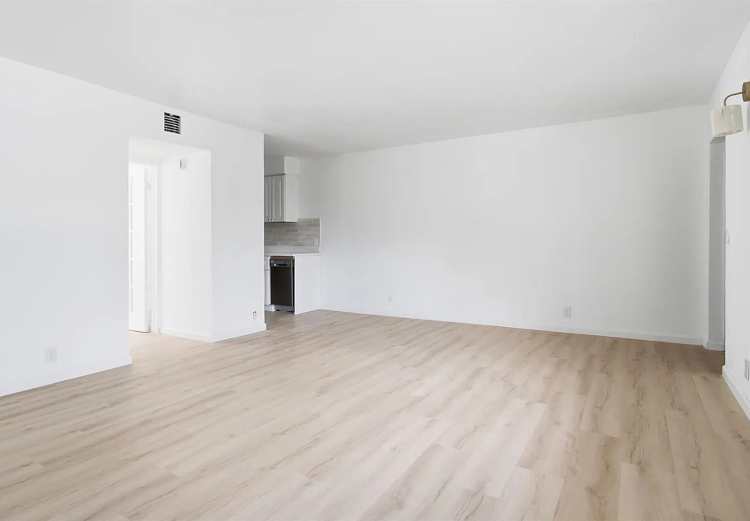 201 S Lakeside Dr — Photo 3