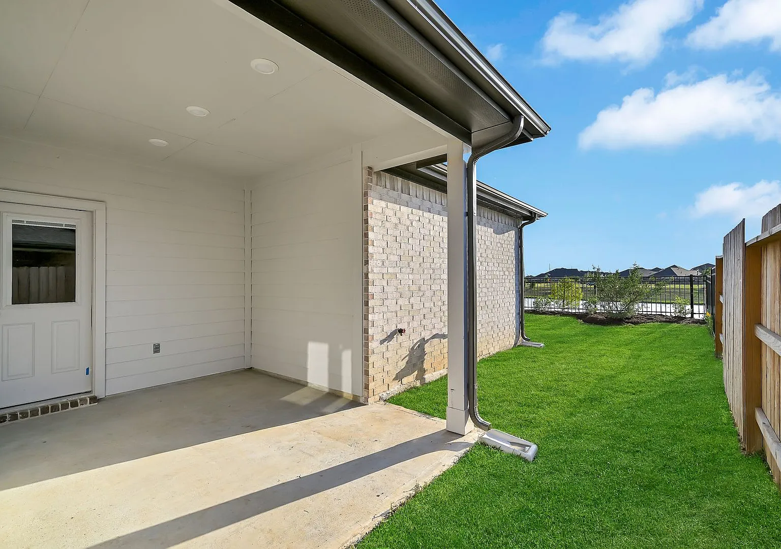Welcome to the Hickory Contemporary Comfort, Beautifully Balanced. — Photo 3