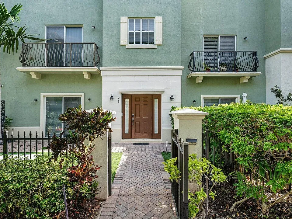 48 NW Hawthorne Pl