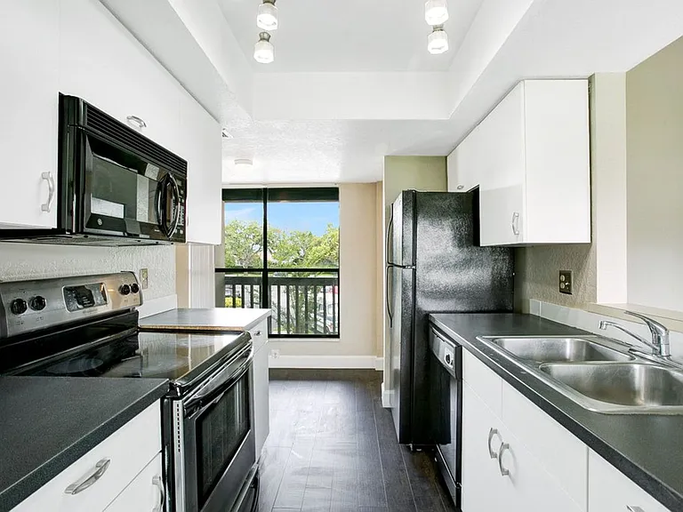 1346 Stearman Ct #16 — Photo 8
