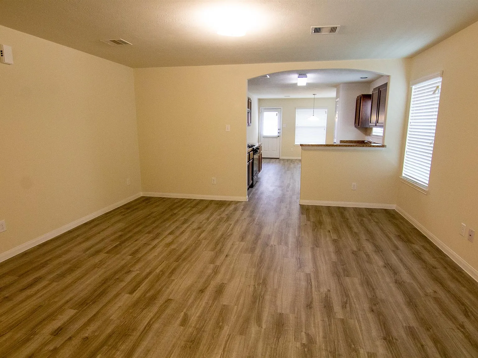 4 bed, 2.5 bath, 2039 sqft, $2,020 — Photo 4