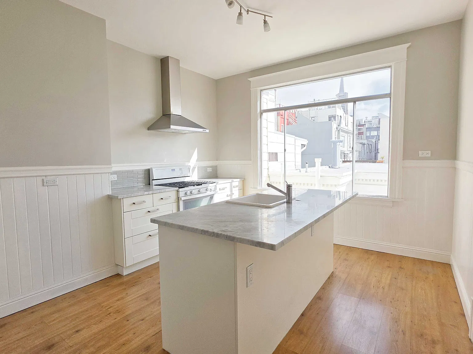Remodeled Telegraph 2/1 w/ Laundry, Dishwasher, Views! — Photo 3