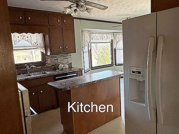 5th image of 578 Lakeshore Dr