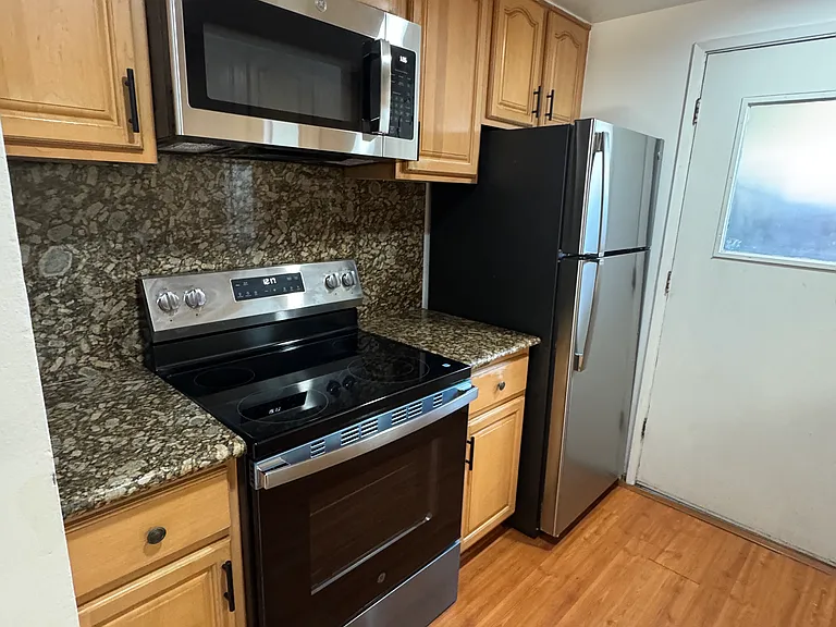 5637 Chestnut Cmn — Photo 1