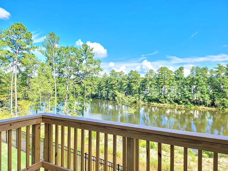1060 Shoreside Dr — Photo 2