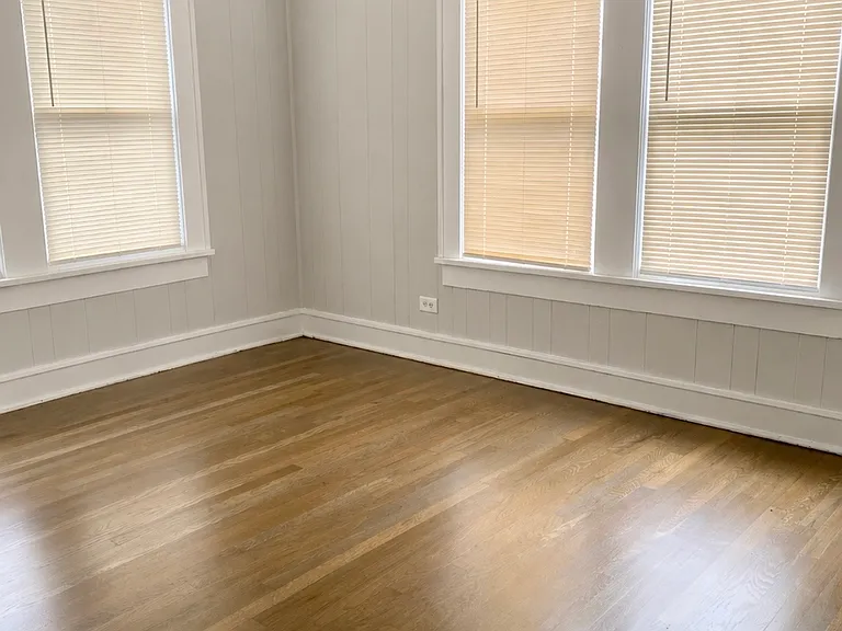 162 N Riverside Dr — Photo 2